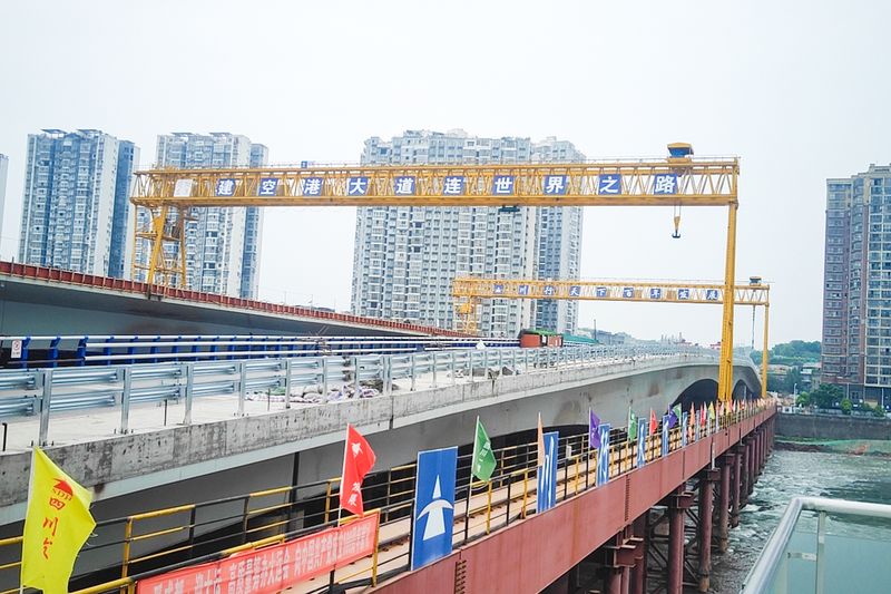 重磅！！河南LEwin乐玩72米大跨度起重机助力简州大桥建设